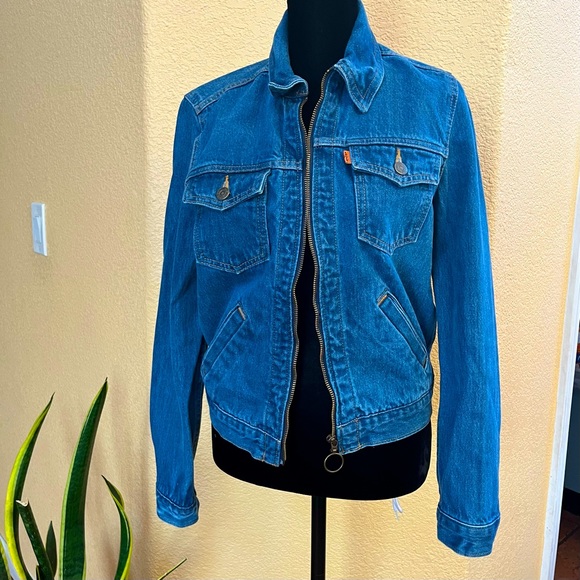 Levi Jeans Jacket, Fullzip Up with two pocket (front and sides)